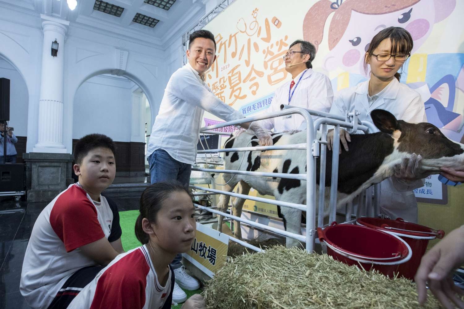 市長與東門國小學生以超音波幫香山小牛體檢