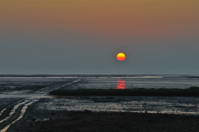 写真：香山の夕焼けに輝く百年の歴史を持つ牡蠣養殖地